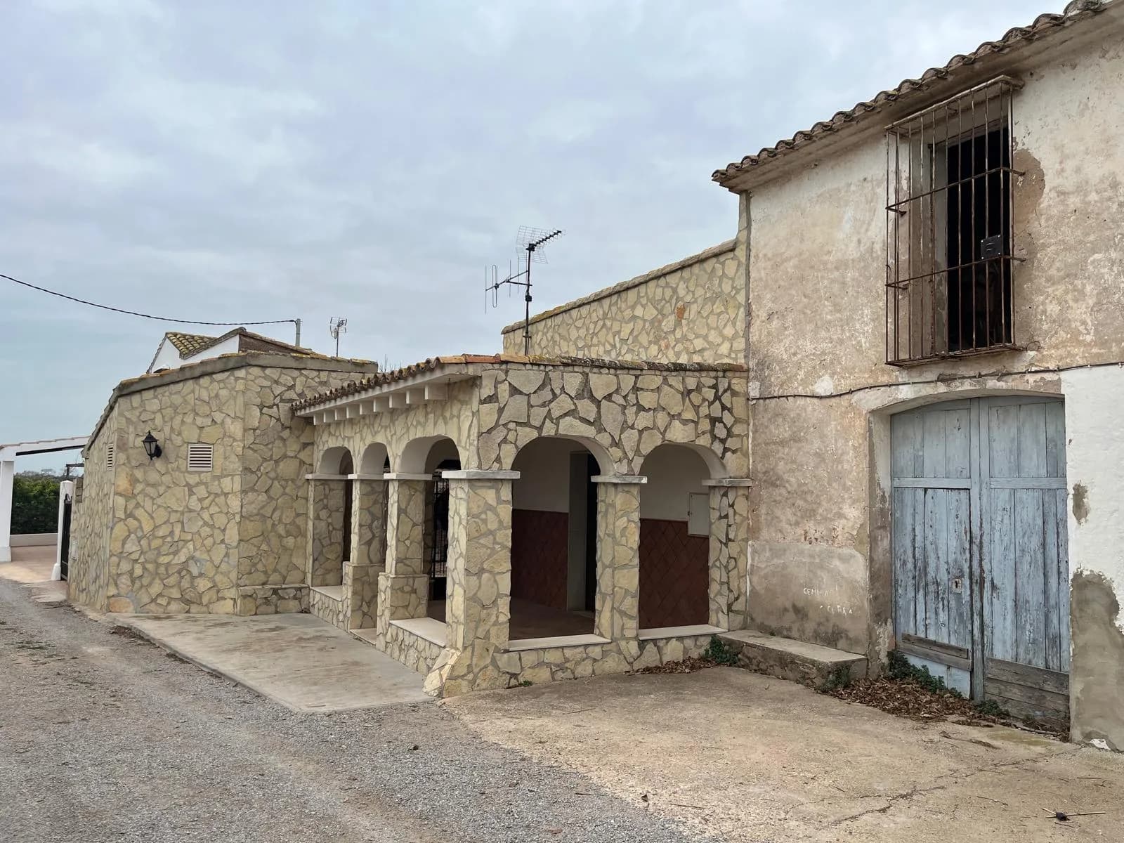 Casa rural con campo interior y parra
