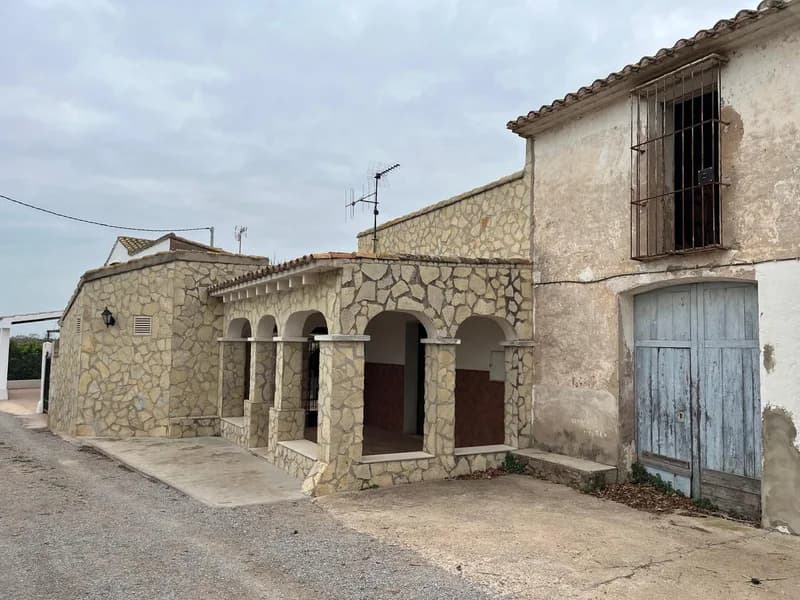Casa rural con campo interior y parra